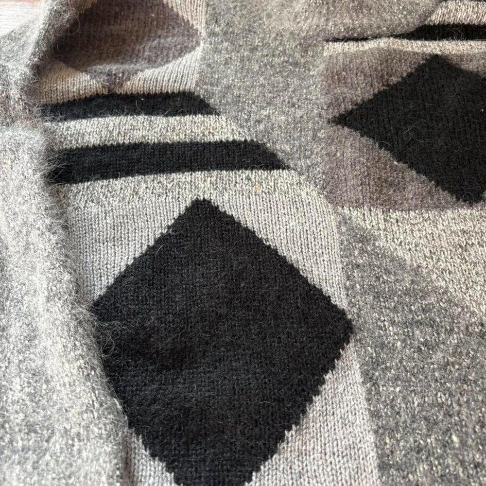 Vintage Fuzzy Geometric Knit Gray and Black Sweater (Angora Blend) Size M - Picture 4 of 9